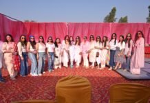 फिल्मी गानों पर थिरकी महिलाएं,लगाया एक दूसरे के लगाया गुलाल