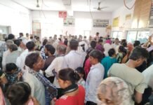 जिला अस्पताल में धक्का मुक्की, रोगियों की भीड़