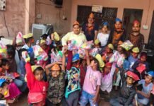 रंग गुलाल पिचकारी पाकर खिल गए प्यारे बच्चों के चेहरे