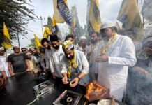 आप कार्यकर्ताओं ने उपले जलाकर बनाई रोटी