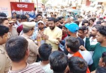 विवादित टिप्पणी पर बढ़ा आक्रोश, चक्का जाम के बाद थाने का घेराव