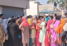 गैस किल्लत पर उपभोक्ताओं का फूटा गुस्सा,लगाया जाम, पुलिस ने खुलवाया जाम