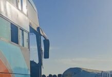 बरेली मथुरा हाईवे पर डबल डेकर बस ने पिकअप को मारी टक्कर, दो मजदूरों की मौत